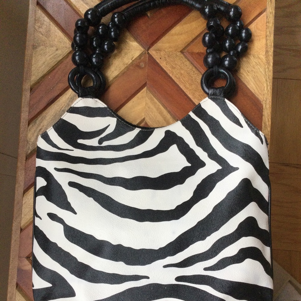 One shoulder bag with two different styles.